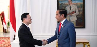 Bertemu Chief Executive Hong Kong, Presiden Jokowi Bahas Investasi, Perdagangan dan WNI Presiden Jokowi menerima kunjungan kehormatan Chief Executive Hong Kong, John Lee, beserta delegasi di Istana Merdeka, Jakarta, Selasa (25/07/2023). (Foto: BPMI Setpres/Lukas)