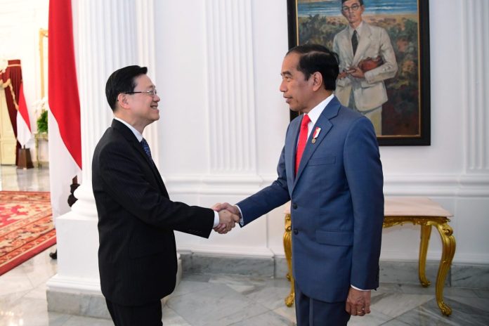 Presiden Jokowi menerima kunjungan kehormatan Chief Executive Hong Kong, John Lee, beserta delegasi di Istana Merdeka, Jakarta, Selasa (25/07/2023). (Foto: BPMI Setpres/Lukas)
