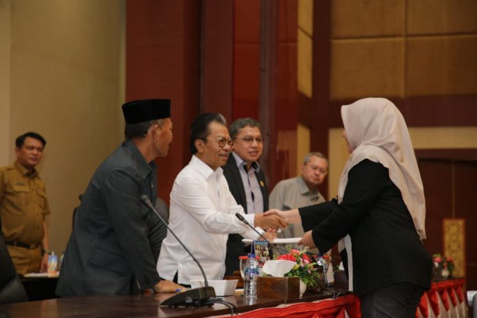 Ketua DPRD Provinsi Kepulauan Riau Jumaga Nadeak, memimpin rapat paripurna dan dihadiri Sekda Provinsi Kepulauan Riau di Ruang Balairung Wan Seri Beni Pusat Perkantoran Gubernur Provinsi Kepulauan Riau, Pulau Dompak, Tanjungpinang Senin, (19/06) f,DPRD Kepri