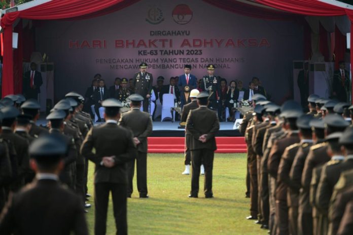 Presiden Jokowi dalam Upacara Peringatan Hari Bhakti Adhyaksa Ke-63, di Badiklat Kejaksaan Agung, di Jakarta, Sabtu (22/07/2023). (Foto: BPMI Setpres)