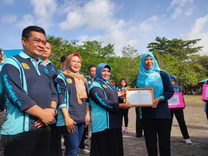 Wali Kota Tanjungpinang, Rahma saat memberikan piagam kepada kader posyandu dalam acara jambore posyandu, di lapangan Terminal Bintan Center, Tanjungpinang Timur, Rabu (26/07) f,diskominfo Tanjungpinang