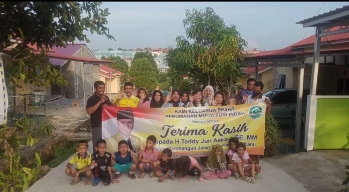 Warga Perumahan Mulia Puri Indah, Kilometer 12 Kelurahan Batu XI Kecamatan Tanjungpinang Timur, Kepri mengucapkan terimakasih kepada TJA atas pembangunan jalan di perumahan mereka, Minggu (16/7) f,Jefri