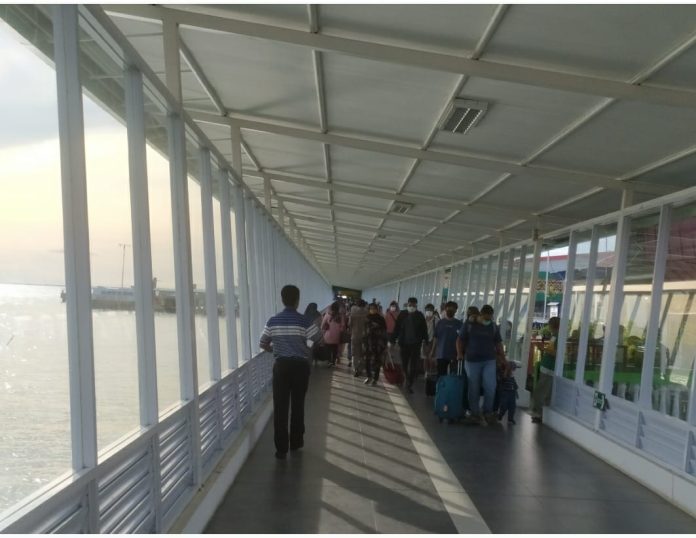 Para penumpang saat berada di Pelabuhan Sri Bintan Pura. Sekretaris Daerah Kota Tanjungpinang Zulhidayat, mengatakan Pemko Tanjungpinang tidak pernah menyatakan persetujuan terhadap rencana kenaikan tarif pas pelabuhan Sri Bintan Pura (SBP) Tanjungpinang yang diusulkan PT. Pelabuhan Indonesia I (Pelindo I) Cabang Tanjungpinang f,BI