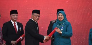 Suami Istri ini Terima Penghargaan Manggala Karya Kencana Tahun 2023 Ketua TP-PKK Provinsi Kepri Hj. Dewi Kumalasari Ansar menerima penghargaan Manggala Karya Kencana Ketua BKKBN RI Hasto Wardoyo di Griya Agung Rumah Dinas Gubernur Sumatera Selatan, Selasa (04/07) F,diskominfo Kepri