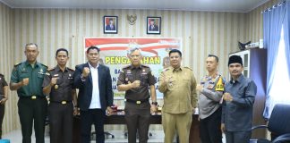 Kajati Kunker ke Kajari Samosir, Minta Jangan Kedepankan Ego Sektoral Bupati Samosir, Vandiko Gultom saat ikut menerima kunjungan kerja Kepala Kejaksaan Tinggi Sumatera Utara Idianto di Kantor Kejaksaan Negeri Samosir, Pangururan, Senin (10/7) f,Diskominfo Samosir