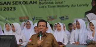 Berkunjung ke SMKN1 Tanjungpinang, Gubernur Ansar Beri Motivasi untuk Anak Sekolah Gubernur Kepulauan Riau H. Ansar Ahmad bersilaturahmi dan memberikan semangat serta motivasi kepala peserta didik di SMKN 1 Tanjungpinang, Selasa (11/07) f,Diskominfo Kepri