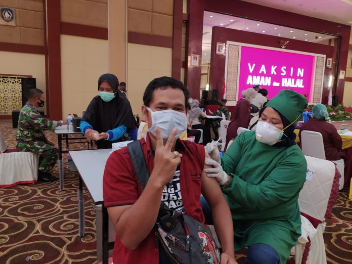 Salah satu warga saat menerima vaksin covid-19 beberapa waktu lalu. Keputusan terbaru setelah tanggal 31 agustus 2023 artinya mulai tanggal 1 September, klaim penggantian biaya tidak bisa diajukan ke Kemenkes, tetapi ditanggung melalui mekanisme JKN, dibiayai mandiri oleh masyarakat atau penjamin lainnya f,BI