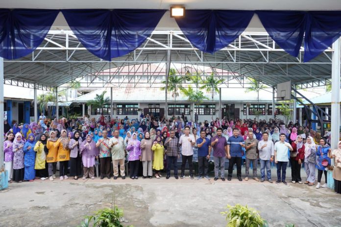 Sekretaris Daerah Kota Batam, Jefridin membuka sosialisasi pencegahan stunting Kecamatan Sekupang, di halaman SMP Negeri 20 Batam, Sabtu (5/8) f,Pemko Batam