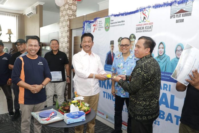 Wali Kota Batam, Muhammad Rudi membuka Kegiatan Dalam Rangka HUT ke-8 UMKM Nasional dan HUT ke-78 Kemerdekaan RI di Halaman UPTD PLUT KUMKM Kota Batam Komp Golden Prawn Bengkong, Sabtu (12/8) f,Pemko Batam