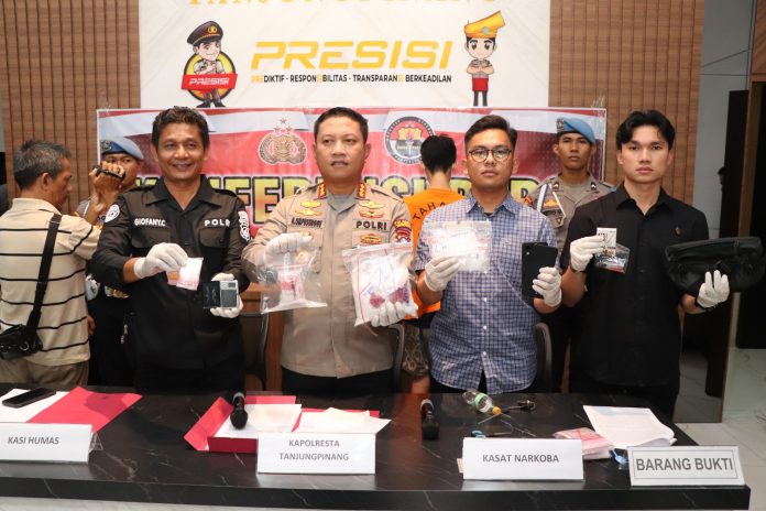 Kapolresta Tanjungpinang Kombespol H. Ompusunggu,menunjukkan barang bukti penangkapan narkotika jenis sabu dalam konferensi pers di Mapolresta Tanjunginang, Kamis (24/8) f,Polresta Tanjungpinang