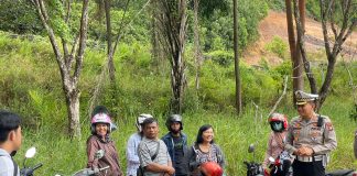 Mulai 7 Agustus Ujian Pembuatan Sim Tidak Lagi Menggunakan Praktik Zig Zag dan Angka 8 Para warga sedang mengikuti ujian pembuatan sim. Direktorat Lalu Lintas Polda Kepri secara resmi dan memerintahkan Satlantas Jajaran Polda Kepri mulai 7 Agustus 2023 agar melakukan penyesuaian uji praktik SIM yang semulanya uji praktik SIM dengan membentuk angka 8 dan zig-zag resmi diubah menjadi lintasan berbentuk huruf 'S' f,Polda Kepri