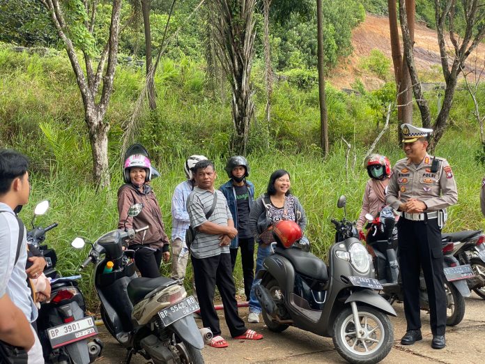 Para warga sedang mengikuti ujian pembuatan sim. Direktorat Lalu Lintas Polda Kepri secara resmi dan memerintahkan Satlantas Jajaran Polda Kepri mulai 7 Agustus 2023 agar melakukan penyesuaian uji praktik SIM yang semulanya uji praktik SIM dengan membentuk angka 8 dan zig-zag resmi diubah menjadi lintasan berbentuk huruf 'S' f,Polda Kepri