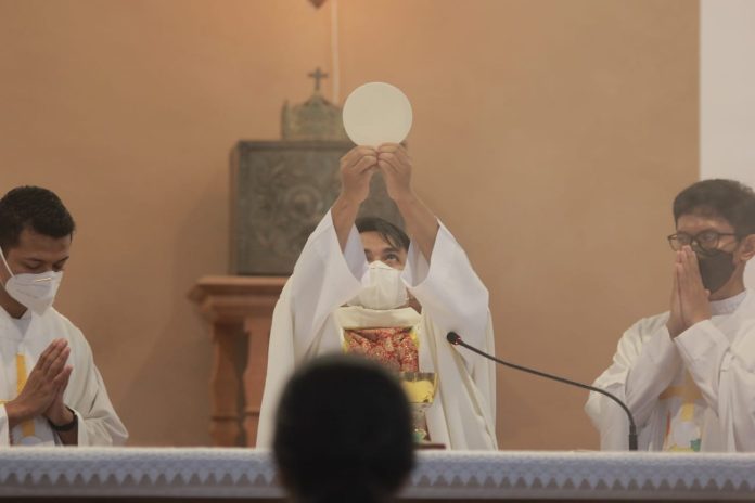 Perayaan misa di Gereja Kristus Raja Tanjungpinang. PADA usia seperempat abad, Gereja Kristus Raja telah memiliki umat lebih dari 6.700 orang. Sudah ada tujuh Pastor Paroki yang pernah bertugas sejak gereja ini pertama kali melayani f,komsos
