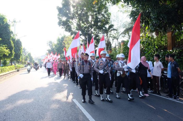 Ribuan warga Kota Tanjungpinang, terdiri dari anggota TNI-POLRI, ASN, pelajar dan masyarakat secara meriah mengikuti Kirab Kebangsaan Merah Putih, Rabu (16/8) f,Polresta Tanjungpinang