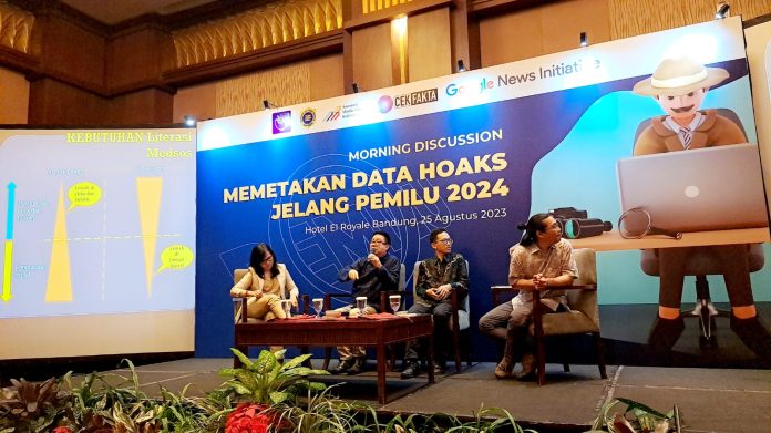 Asosiasi Media Siber Indonesia (AMSI) bersama dengan Aliansi Jurnalis Independen (AJI) dan Masyarakat Anti Fitnah Indonesia (Mafindo) yang tergabung dalam koalisi Cekfakta menggelar kick off diskusi bulanan untuk memetakan data hoaks jelang Pemilu 2024, di Hotel El Royale, Bandung, Jumat (25/8) f,amsi