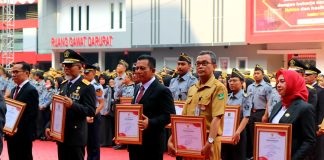 Hibahkan Kapal Patroli untuk Imigrasi, Gubernur Dapat Penghargaan dari Kemenkumham Gubernur Kepulauan Riau (Kepri) Ansar Ahmad menerima penghargaan saat menghadiri upacara peringatan Hari Dharma Karya Dhika (HDKD) ke-78 tahun 2023 yang diselenggarakan oleh Kementerian Hukum dan Hak Asasi Manusia (Kemenkumham) RI di Lapangan Upacara Kemenkumham RI Jl. H.R Rasuna Said Kuningan Jakarta, Senin (21/8)f,diskominfo Kepri