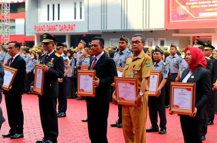 Gubernur Kepulauan Riau (Kepri) Ansar Ahmad menerima penghargaan saat menghadiri upacara peringatan Hari Dharma Karya Dhika (HDKD) ke-78 tahun 2023 yang diselenggarakan oleh Kementerian Hukum dan Hak Asasi Manusia (Kemenkumham) RI di Lapangan Upacara Kemenkumham RI Jl. H.R Rasuna Said Kuningan Jakarta, Senin (21/8)f,diskominfo Kepri