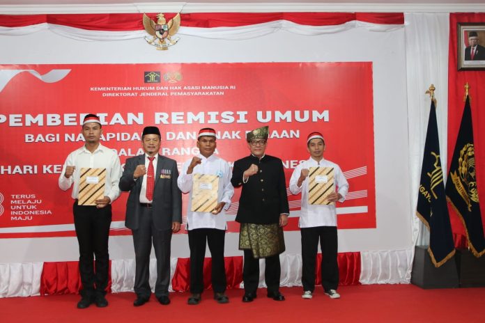 Sebanyak 676 napi di Lapas Narkotika Kelas IIA Tanjungpinang mendapatkan Remisi Umum (RU) Tahun 2023. Pemberian remisi dilaksanakan Kamis, 1(7/8) 2023 f,Lapas Narkotika Kelas IIA Tanjungpinang