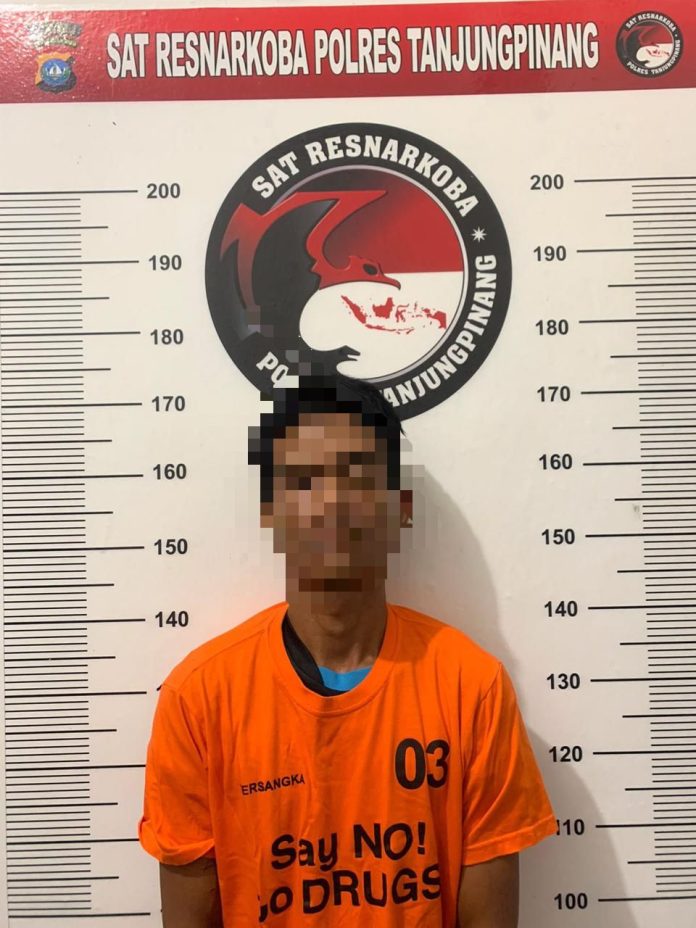 EY diamankan polisi dengan tuduhan melanggar Pasal 114 ayat (1) dan/atau Pasal 112 ayat (1) UU No. 35 Tahun 2009 tentang Narkotika, Rabu (16/8) f,Polresta Tanjungpinang