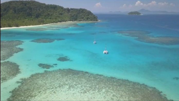 Pulau Ayam di Kecamatan Jemaja Timur, Kabupaten Anambas merupakan kawasan strategis pariwisata yang menyediakan keindahan pantai yang eksotis dan keindahan alam bawah laut f,tangkapan layar (catamaran javerne)