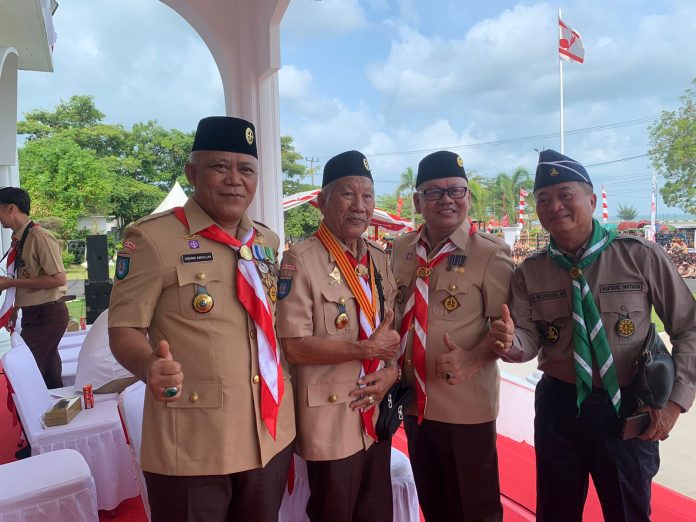 Ketua Kwartir Cabang (Kwarcab) Tanjungpinang, H.Endang Abdullah, mendapatkan penghargaan Dharma Bakti pada peringatan Hari Pramuka Ke-62 tingkat Provinsi yang di gelar di Gedung Daerah Tanjungpinang, Senin (14/08) f,diskominfo Tanjungpinang