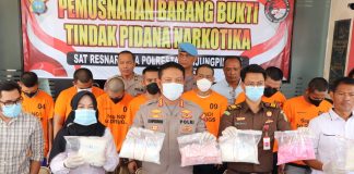 Polresta Tanjungpinang Musnahkan Sejumlah Barang Bukti Narkotika Dihadapan 7 Tersangka Kapolresta Tanjungpinang, Kombes Pol H. Ompusunggu dan melibatkan berbagai instansi terkait seperti BNNK Tanjungpinang, Kejaksaan Negeri Tanjungpinang, melaksanakan pemusnahan barang bukti tindak pidana narkotika yang diselenggarakan di Lobby Mapolresta Tanjungpinang, Rabu (02/8) f, Polresta Tanjungpinang