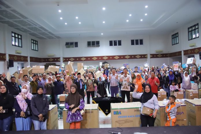 Wali Kota Tanjungpinang, Rahma bersama 339 pelaku UMKM Tanjungpinang saat menerima bantuan peralatan penunjang usaha, dalam acara serah terima program kemitraan Bank Riau Kepri (BRK) Syariah Cabang Pamedan kepada Pemerintah Kota Tanjungpinang, Kamis (3/8)
