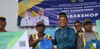 Pemko Tanjungpinang Berikan BPJS Ketenagakerjaan Terhadap 196 Juru Parkir di Tanjungpinang Asisten II, Bambang Hartanto mengatakan 196 juru parkir di Tanjungpinang mendapatkan BPJS Ketenagakerjaan. Pendaftara dan penyerahan kartu BPJS Ketenagakerjaan dilakukan di Taman Batu 10, Jumat (4/8) f,diskominfo Tanjungpinang