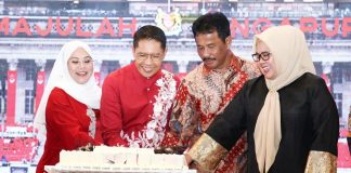 Menlu Maliki Sebut Kemajuan Batam di Era Pemerintahan HMR Sangat Penting bagi Singapura Menlu Kedua Singapura, Maliki Osman, memotong kue bersama Wali Kota Batam/Kepala Badan Pengusahaan Batam H Muhammad Rudi (HMR), dan Wagub Marlin, di Resepsi Ke-58 Kebangsaan Singapura, di Grand Ballroom Radisson Hotel, Kota Batam, Kamis (10/8/2023) f, Pemko Batam