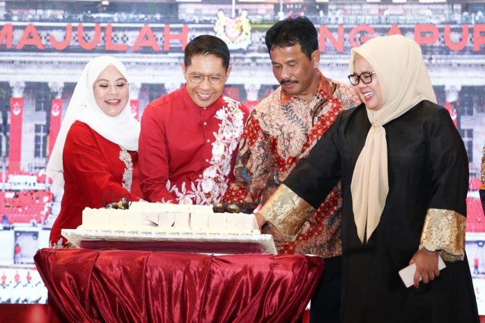 Menlu Kedua Singapura, Maliki Osman, memotong kue bersama Wali Kota Batam/Kepala Badan Pengusahaan Batam H Muhammad Rudi (HMR), dan Wagub Marlin, di Resepsi Ke-58 Kebangsaan Singapura, di Grand Ballroom Radisson Hotel, Kota Batam, Kamis (10/8/2023) f, Pemko Batam