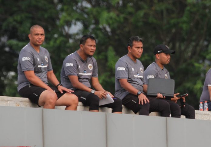 Pelatih Tim U-17 Indonesia, Bima Sakti didampingi Konsultan Pelatih Frank Wormuth, serta para staf pelatih tim U-17 saat memantau para pemain yang mengikuti seleksi di Lapangan A Senayan, Jakarta sejak 15-17 Agustus 2023 f,pssi