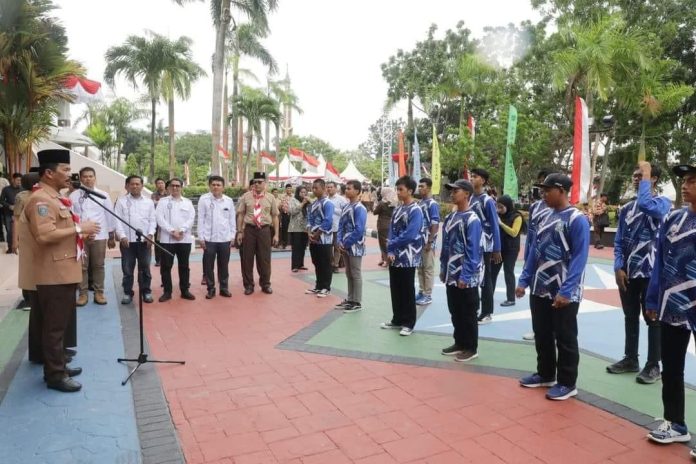 Ketua Ikatan Sport Sepeda Indonesia (ISSI) Kepulauan Riau, H Muhammad Rudi (HMR) didampingi Wakil Gubernur Kepulauan Riau Hj Marlin Agustina memberangkatkan atlet Cabor Sepeda Kepri di halaman Kantor Wali Kota Batam, Jumat (18/8). Mereka akan bertanding di Pra Pekan Olahraga Nasional (PON) 20-26 Agustus 2023. f, Pemko Batam