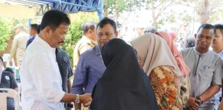 Generasi Muda Pulau Rempang Diprioritaskan jadi Tenaga Kerja untuk Investasi 172 Triliun di Pulau Rempang Ketua BP Batam HM Rudi saat bertemu warga Rempang di kantor Camat Galang, Selasa 22 Agustus 2023 f,Pemko Batam