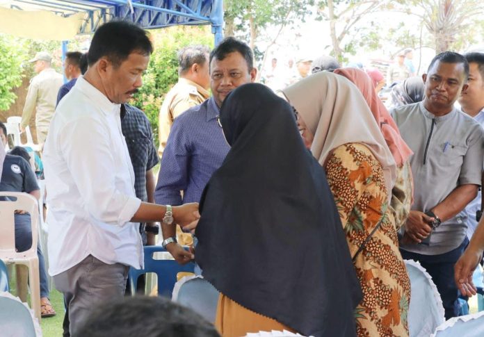 Ketua BP Batam HM Rudi saat bertemu warga Rempang di kantor Camat Galang, Selasa 22 Agustus 2023 f,Pemko Batam