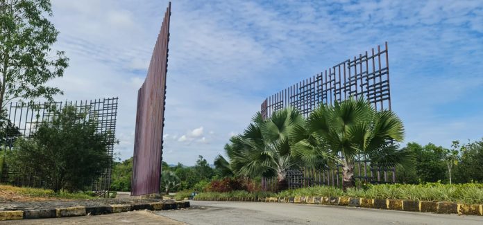 Kebun Raya Batam telah menambah daftar atraksi wisata Batam, Kepulauan Riau. Kebun ini menjadi pilihan wisata keluarga dengan segala keindahan dan fasilitsa yang tertata di dalamnya f,disperakimtan