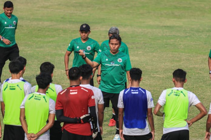 Pelatih Bima Sakti langsung menggelar latihan untuk 32 pemain U-17 di Lapangan A, Komplek Gelora Bung Karno (GBK), Senayan, Jakarta Pusat, Sabtu (26/8) pagi WIB f,pssi