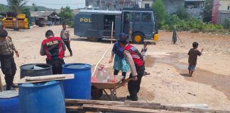Musim Kemarau, Polresta Tanjungpinang Distribusikan Air Bersih di Kelurahan Tanjungunggat Polresta Tanjungpinang membagikan air bersih untuk warga Kelurahan Tanjung Unggat, Kecamatan Bukit Bestari, Tanjungpinang, Sabtu,(12/08) f,Polresta Tanjungpinang