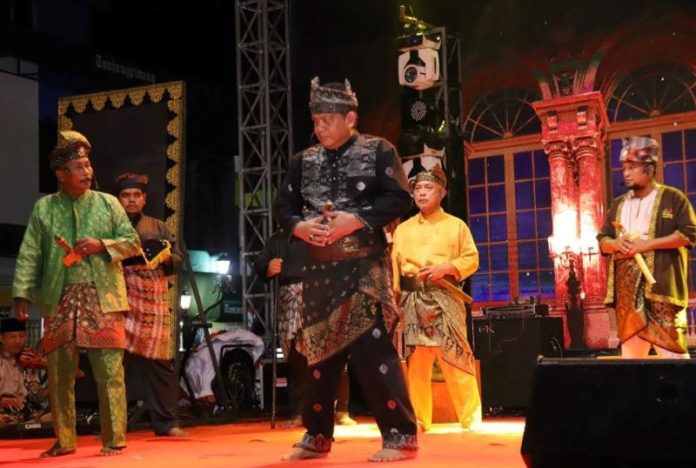 Teater Bangsawan Melayu Indera Perkasa pulau Penyengat bertajuk “Hang Nadim”  yang mengagumkan menyemarakkan gelaran event Tanjungpinang Fest 2023 di Jalan Merdeka, Kota Lama Tanjungpinang, Jumat (25/8) malam f,dispar Tanjungpinang
