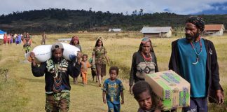 Polri Bantu Warga Papua Terdampak Kekeringan, Kirimkan 264,7 Ton Beras dan 1.500 Sembako Kepala Divisi (Kadiv) Humas Polri Irjen Sandi Nugroho, Kamis,(10/8) mengatakan Polri menyalurkan 264,7 ton beras hingga 1.500 paket sembako untuk diberikan kepada masyarakat Papua Tengah yang terdampak bencana kekeringan serta kelaparan f,Humas Polri