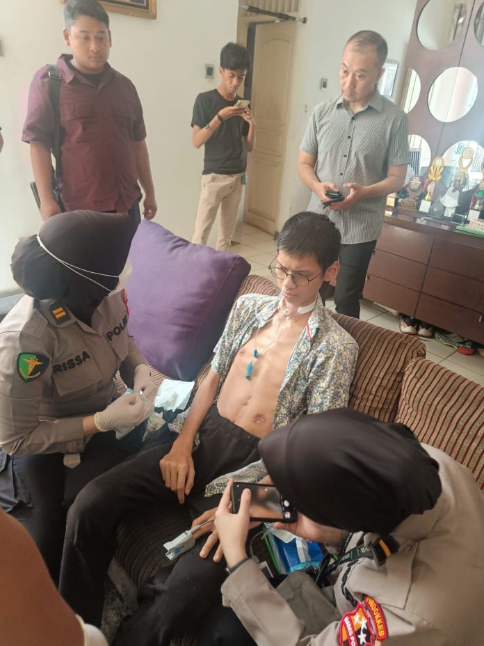 Tim Dokkes dan Polres Jaksel menyambangi kediaman Sultan di Bintaro Rabu pagi ini (3/8) f,Humas Polri