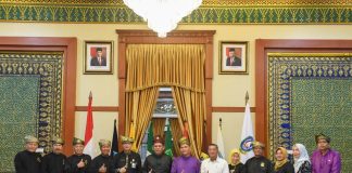 Gubernur Ansar Jadi Kandidat Penerima Anugerah Kebudayaan Indonesia Gubernur Kepri, Ansar Ahmad foto bersama dengan Tim penilai untuk Anugerah Kebudayaan Indonesia Tahun 2023 di Gedung Daerah, Rabu (23/08) f,diskominfo Kepri