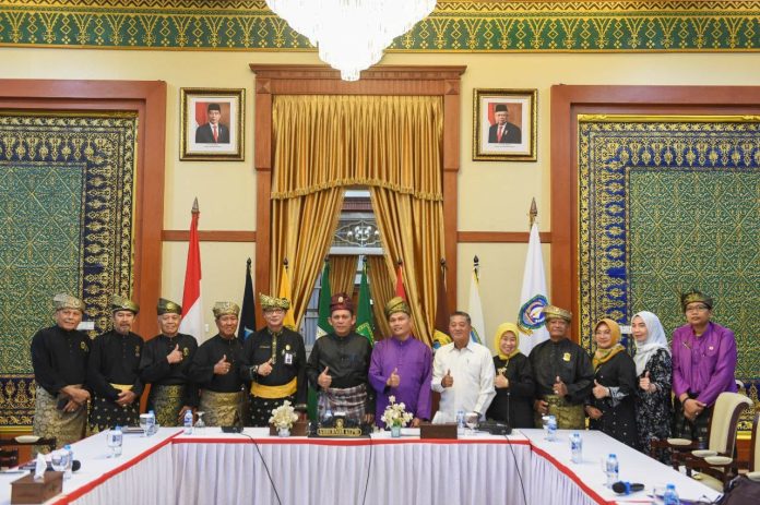 Gubernur Kepri, Ansar Ahmad foto bersama dengan Tim penilai untuk Anugerah Kebudayaan Indonesia Tahun 2023 di Gedung Daerah, Rabu (23/08) f,diskominfo Kepri