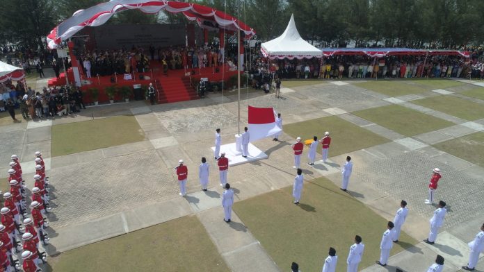 Peringatan Kemerdekaan ke-78 Republik Indonesia di Provinsi Kepri dipusatkan di Lapangan Pantai Piwang, Ranai, Natuna, Kamis (17/08). Mendagri Tito Karnavian Acara menjadi inspektur upacara peringatan HUT Kemerdekaan ke-78 di Natuna, Kamis (17/8) f,diskominfo Kepri
