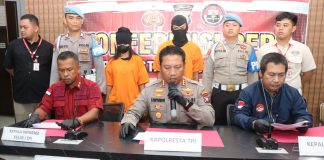 Polresta Tanjungpinang Gagalkan Pengiriman Tiga Calon Pekerja Migran Indonesia ke Kamboja Kapolresta Tanjungpinang Kombes Pol H. Ompusunggu menggelar konferensi pers pengungkapan kasus Tindak Pidana Perdagangan Orang (TPPO) dan Penempatan Pekerja Migran Indonesia (PMI) Non Prosedural. Kegiatan tersebut diadakan di Ruang Lobby Polresta Tanjungpinang, Jalan Ahmad Yani, Kota Tanjungpinang, Jumat (04/08) f,Polresta Tanjungpinang