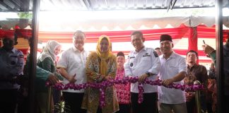 Rumah Layanan Singgah di Batam Diresmikan, Ringankan Beban Masyarakat yang Berobat di Batam Gubernur Kepulauan Riau H. Ansar Ahmad meresmikan rumah layanan singgah Insan Kepri Sehat "Mahligai Keris" di Perumahan Kartini No 29 - 30 Sei Harapan, Kecamatan Sekupang Kota Batam, Kamis (10/8) f,diskominfo Kepri