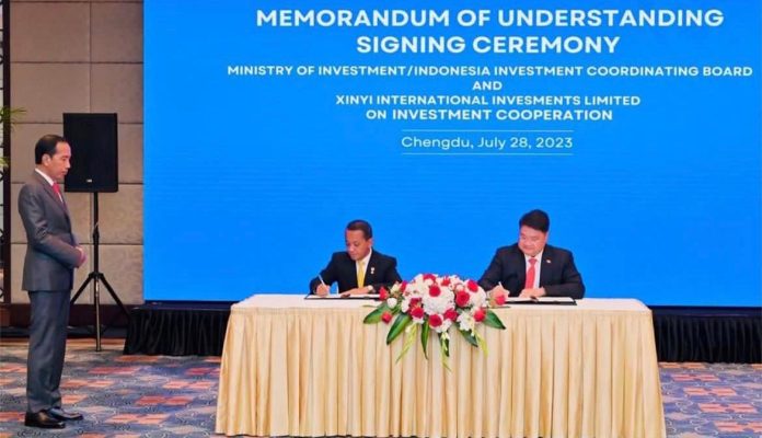 Presiden Jokowi saat menyaksikan penandatanganan investasi antara Indonesia dan China. Presiden Joko Widodo menegaskan kembali bahwa pemerintah tidak akan menghentikan program hilirisasi industri terhadap bahan-bahan mineral. F,setkab