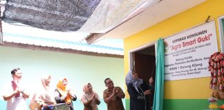 Ketua TP-PKK Kepri, Dewi Serahkan Akta Notaris Koperasi Sekolah ke SMK N 1 Gunung Kijang Ketua TP-PKK Provinsi Kepulauan Riau Dewi Kumalasari Ansar menyerahkan Akta Notaris Koperasi Sekolah kepada SMKN 1 Gunung Kijang, Bintan, Senin (7/8) f,diskominfo Kepri