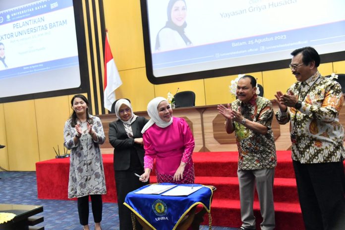 Rektor baru Uniba Prof. Hj. Indrayani, SE, MM Ph. dilantik menggantikan rektor lama Uniba Prof. Dr. Chablullah Wibisono di Rumengan Hall Uniba Batam, Jumat (25/8). f,diskominfo Kepri