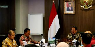 Temui Menteri KKP, Gubernur Ansar Sampaikan Keberatan Nelayan Kepri Terhadap Klasifiksai Ukuran Kapal Penangkap Ikan Gubernur Kepulauan Riau Ansar Ahmad menemui Menteri Kelautan dan Perikanan (KKP) Sakti Wahyu Trenggono di Ruang Rapat gedung Wahana Bahari KKP Jakarta, Kamis (24/8) f,diskominfo Kepri