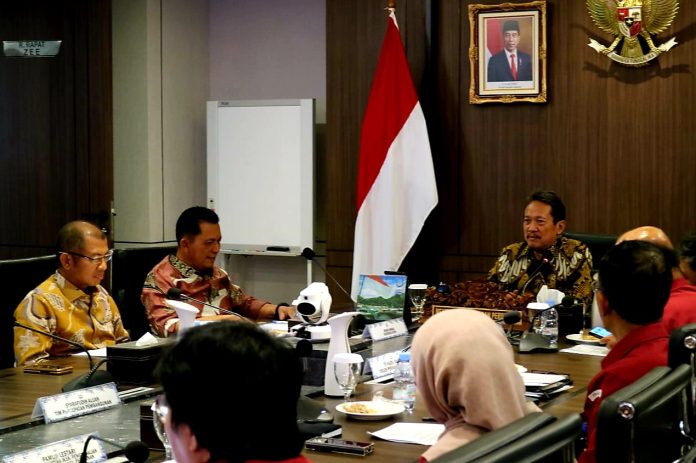 Gubernur Kepulauan Riau Ansar Ahmad menemui Menteri Kelautan dan Perikanan (KKP) Sakti Wahyu Trenggono di Ruang Rapat gedung Wahana Bahari KKP Jakarta, Kamis (24/8) f,diskominfo Kepri
